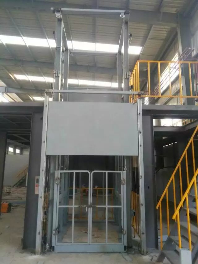 導（dǎo）軌鏈（liàn）條式升降（jiàng）貨梯