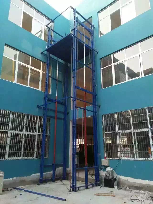 室外導軌式（shì）升（shēng）降機